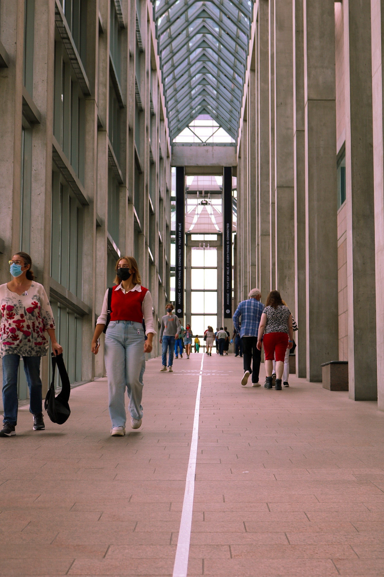 Peopl walking towards and away a museum entrance